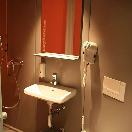 Easyhotel Centre 2*