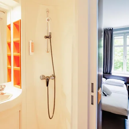 Easyhotel Centre 2*
