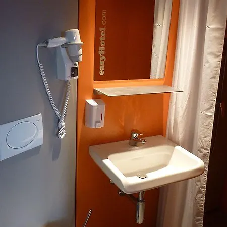 Easyhotel Centre 2*