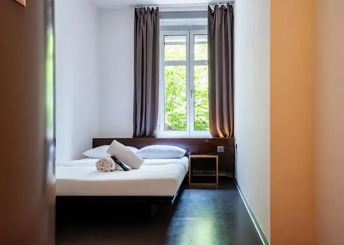 מלון Easyhotel Centre 2*